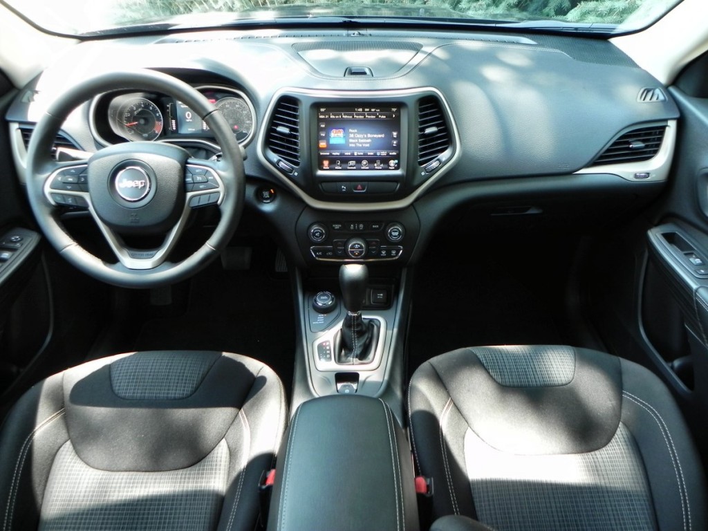 2015 Jeep Cherokee Latitude - interior 6 - AOA1200px