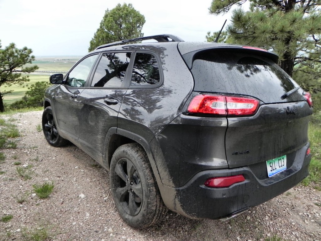 2015 Jeep Cherokee Latitude - overlook 1 - AOA1200px