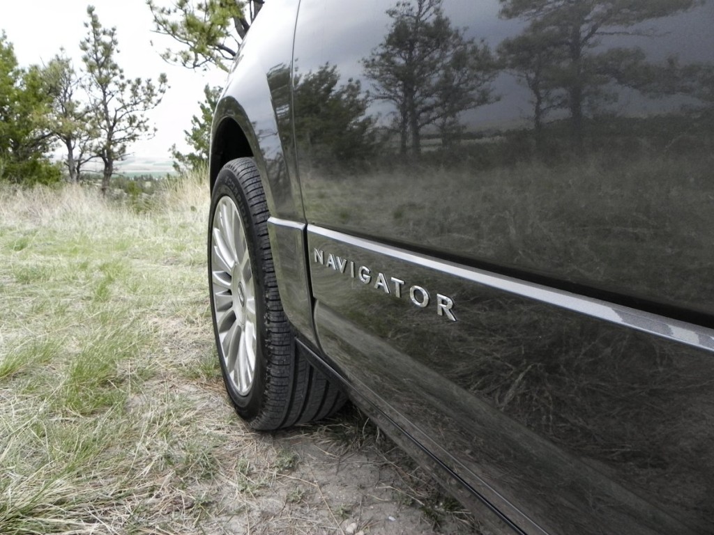 2015 Lincoln Navigator - closeup 1 - AOA1200px