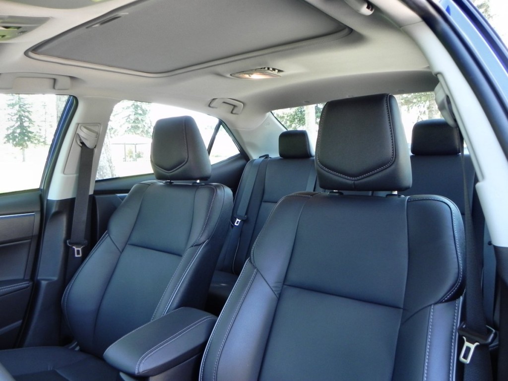 2015 Toyota Corolla - interior 2 - AOA1200px