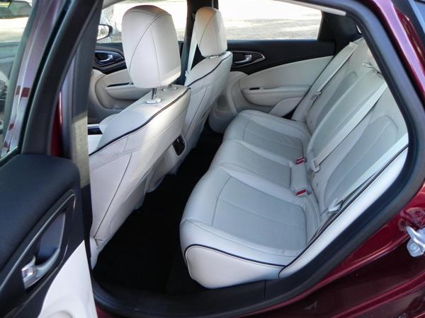 Chrysler 200C - interior 2 - AOA1200px