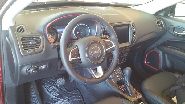 2017-jeep-compass-interior-1-aoa