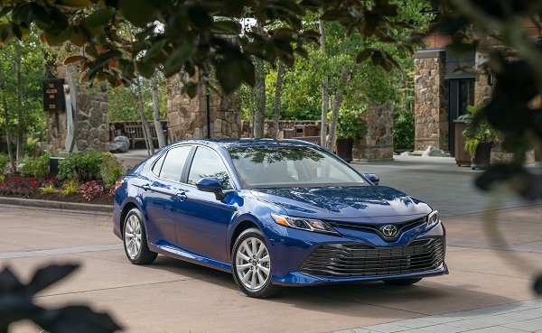 2018_toyota_camry_le_blue-34