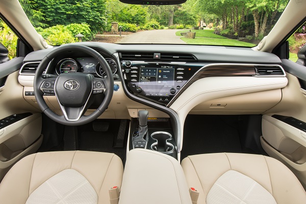 2018_toyota_camry_xle_hybrid_dash-600