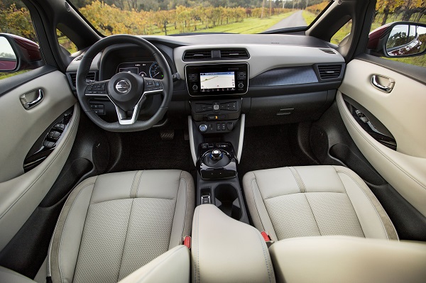 La toute-nouvelle Nissan LEAF 2018 établie de nouveaux standards dans le segment en pleine croissance des véhicules électriques en offrant aux clients une plus grande automonie, de nouvelles technologies dernier cri et un tout nouveau design. Modèle américain illustré