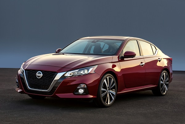 The all-new Altima takes its inspiration from the award-winning Nissan Vmotion 2.0 concept, which debuted at the 2017 North American International Auto Show in Detroit. Like the show car, the production Altima attracts immediate attention with its athletic stance and proportions - lower, wider and more dynamic than previous generations, thanks in part to new platform packaging and the use of two new low-profile engine designs.